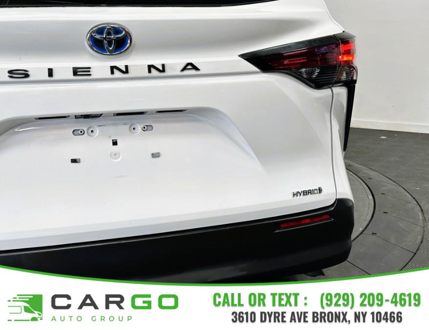 2022 Toyota Sienna LE FWD 8-Passenger (Natl) photo