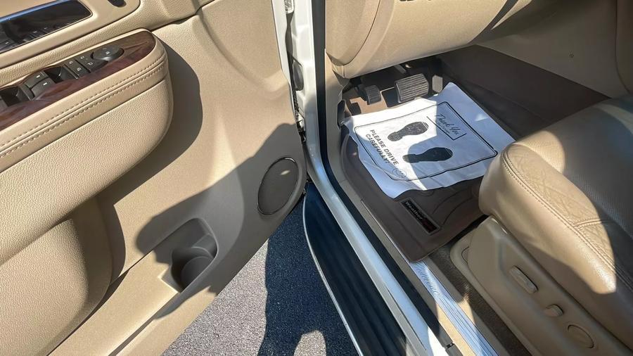 2010 Cadillac Escalade Luxury photo