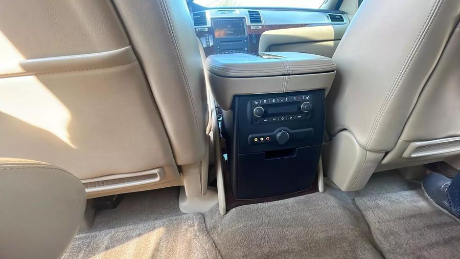2010 Cadillac Escalade Luxury photo