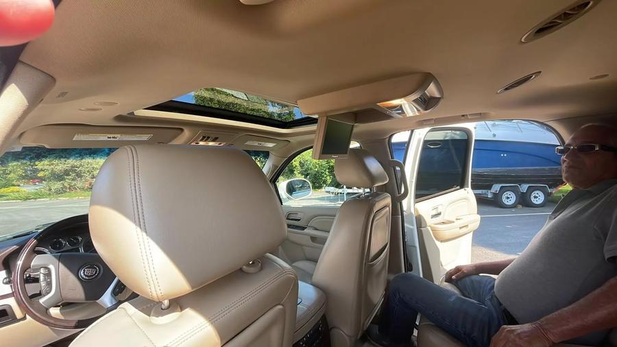 2010 Cadillac Escalade Luxury photo