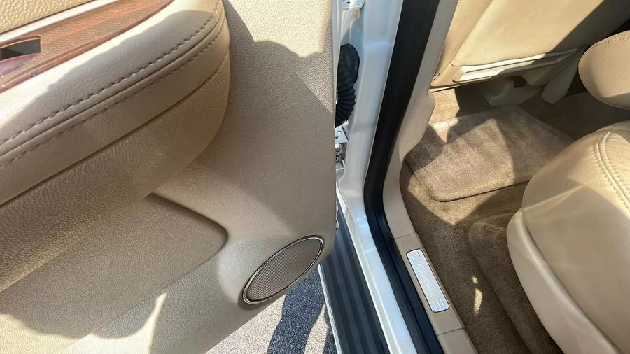 2010 Cadillac Escalade Luxury photo