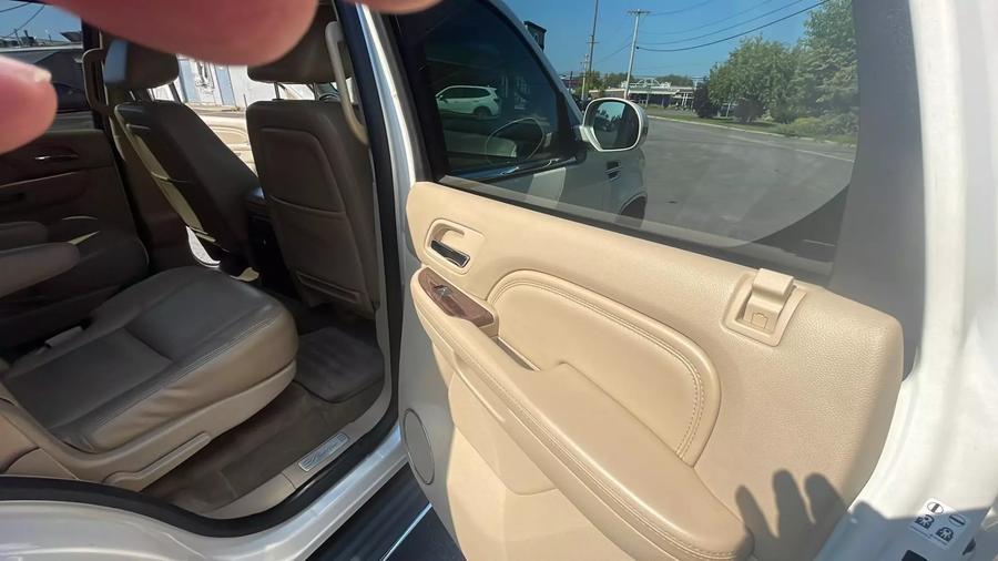 2010 Cadillac Escalade Luxury photo