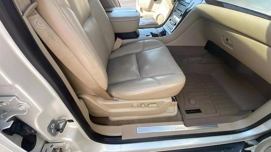 2010 Cadillac Escalade Luxury photo