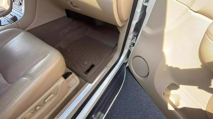 2010 Cadillac Escalade Luxury photo