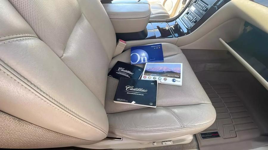 2010 Cadillac Escalade Luxury photo