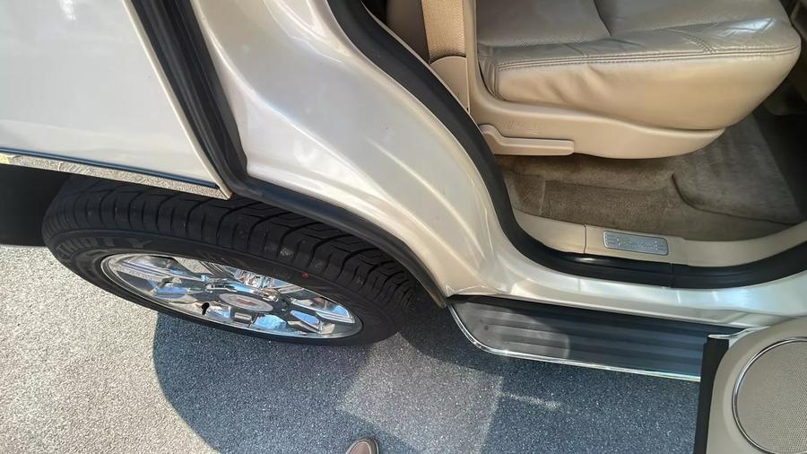 2010 Cadillac Escalade Luxury photo