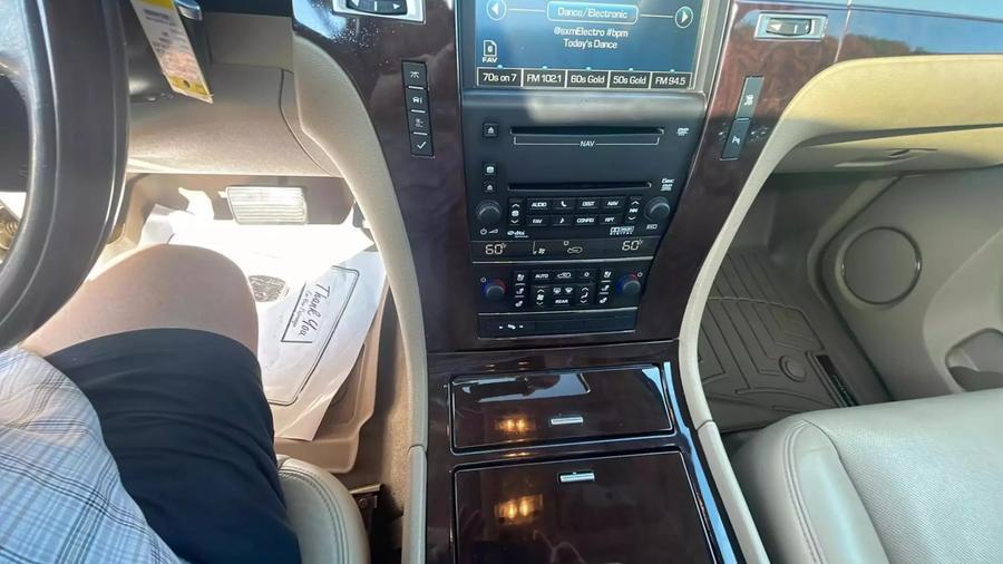 2010 Cadillac Escalade Luxury photo