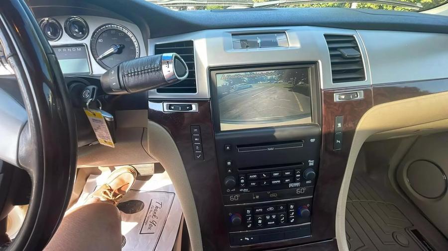 2010 Cadillac Escalade Luxury photo
