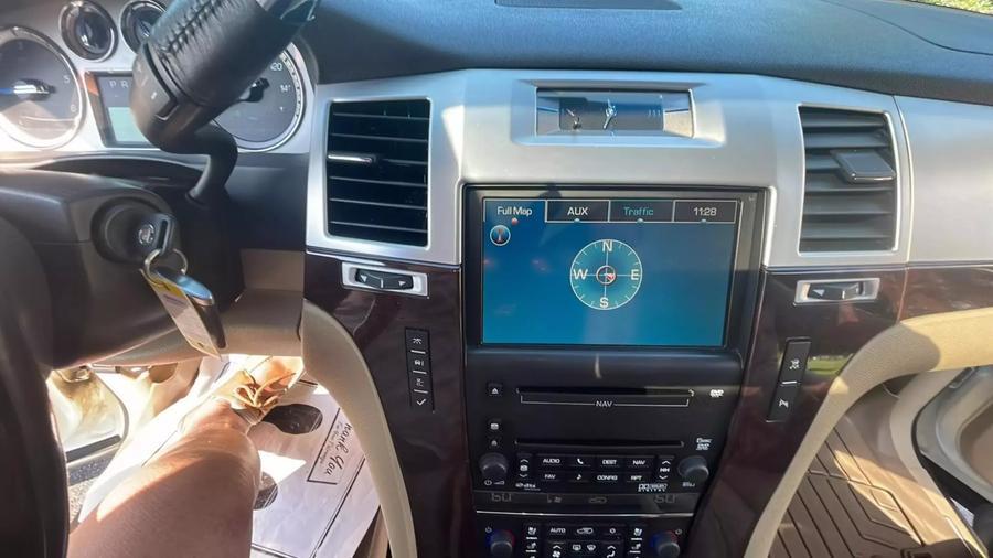 2010 Cadillac Escalade Luxury photo