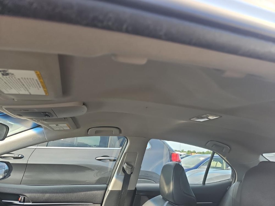 2018 Toyota Camry SE Auto (Natl) photo