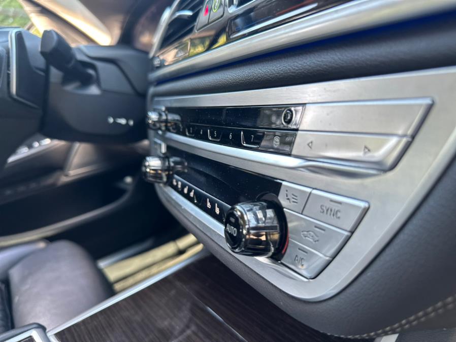 2021 BMW 7-Series 740i xDrive Sedan photo