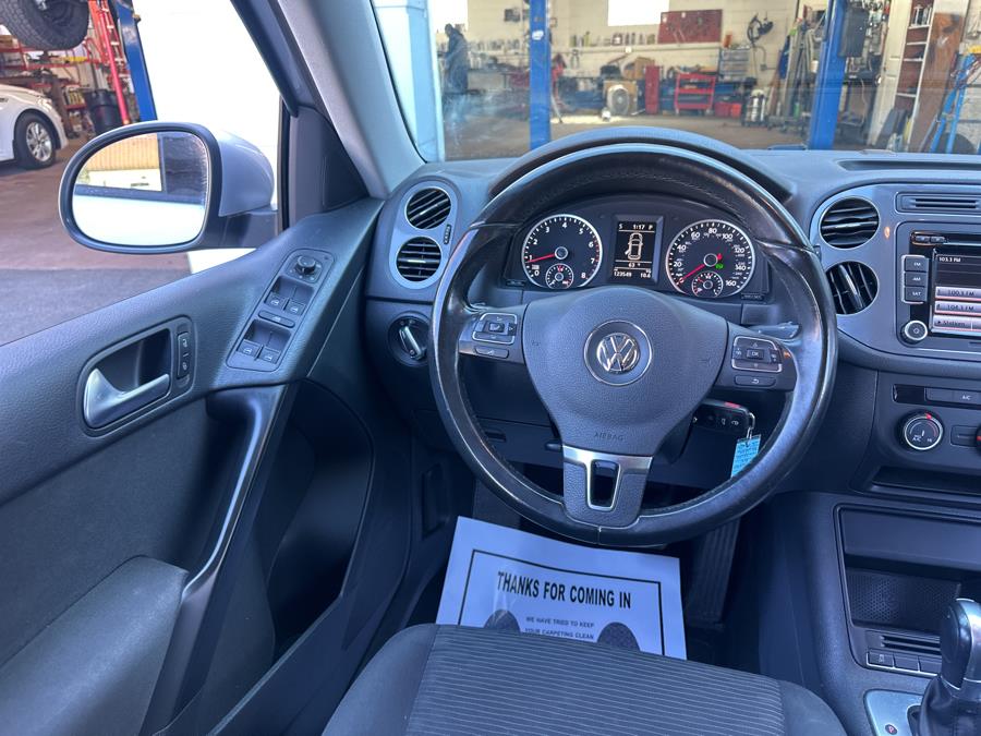 2015 Volkswagen Tiguan 2WD 4dr Auto S photo