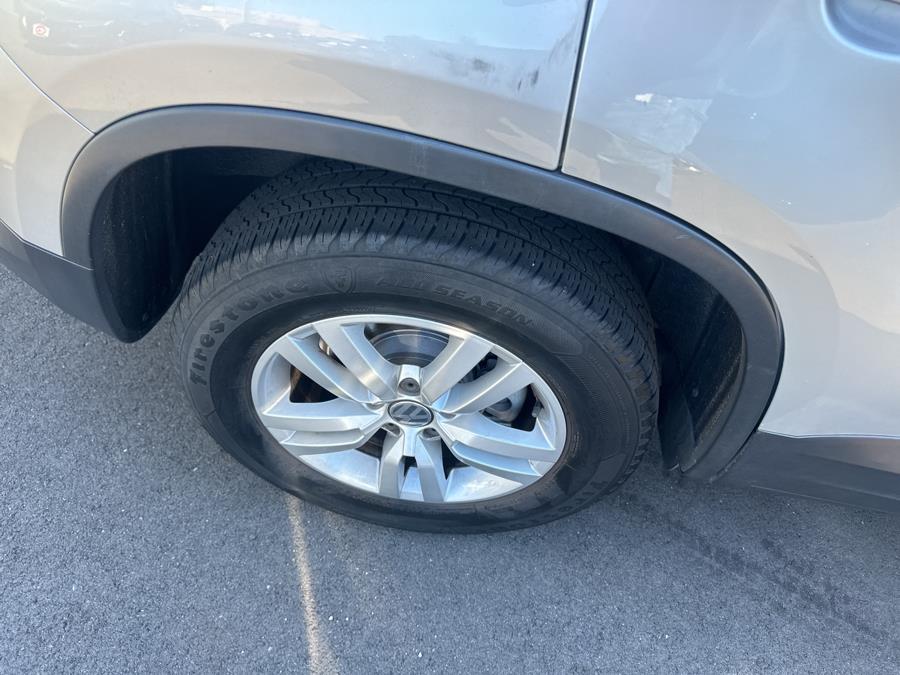 2015 Volkswagen Tiguan 2WD 4dr Auto S photo