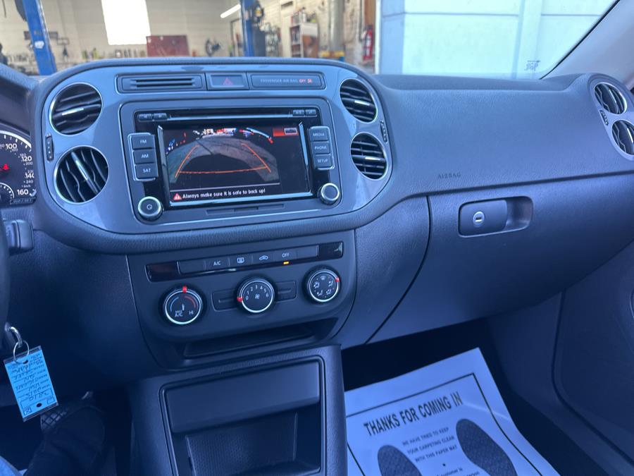 2015 Volkswagen Tiguan 2WD 4dr Auto S photo