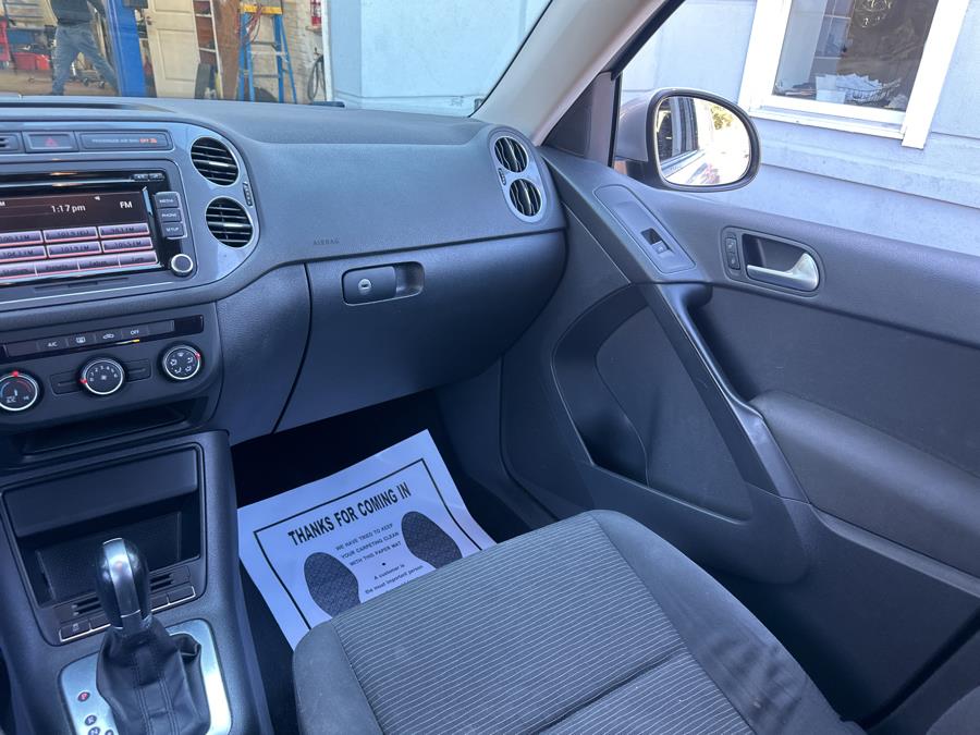 2015 Volkswagen Tiguan 2WD 4dr Auto S photo