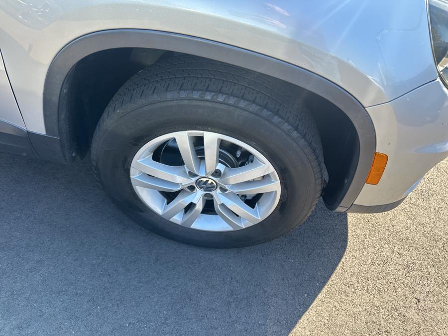 2015 Volkswagen Tiguan 2WD 4dr Auto S photo