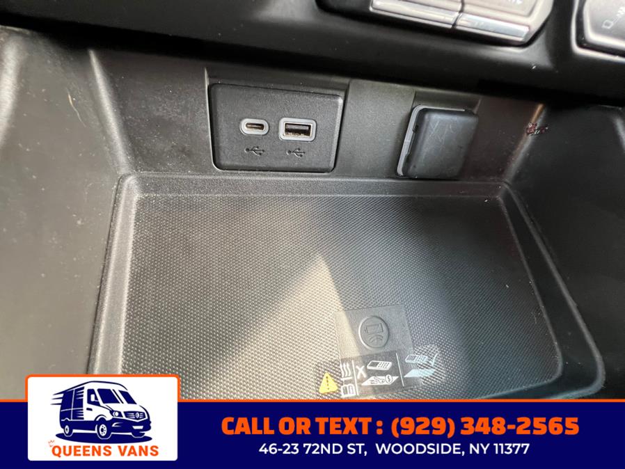 2023 Chevrolet Suburban 4WD 4dr LT photo