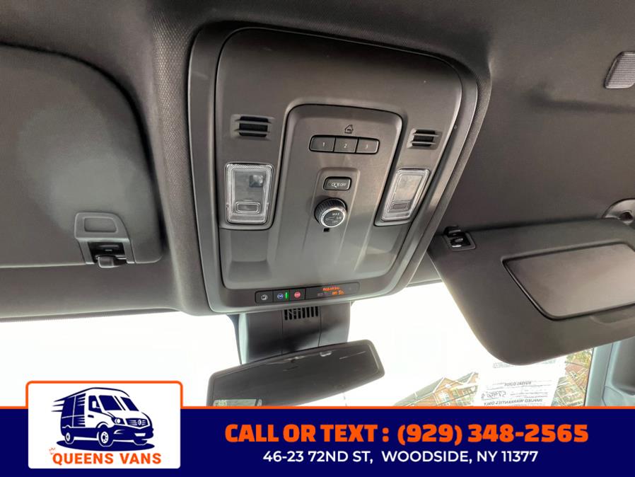 2023 Chevrolet Suburban 4WD 4dr LT photo