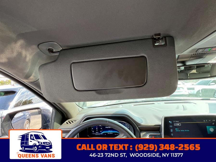 2023 Chevrolet Suburban 4WD 4dr LT photo