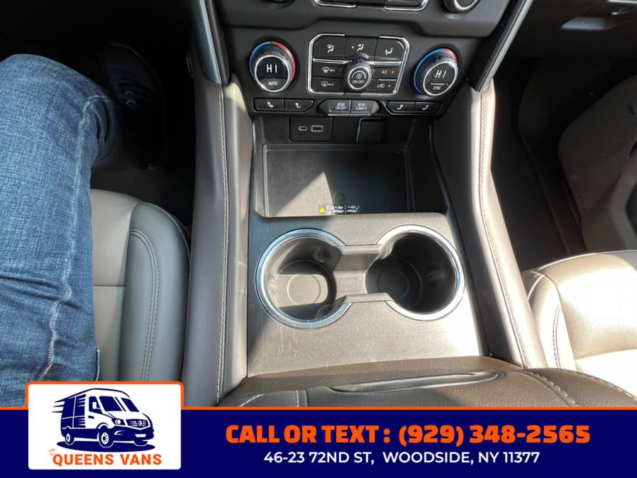 2023 Chevrolet Suburban 4WD 4dr LT photo