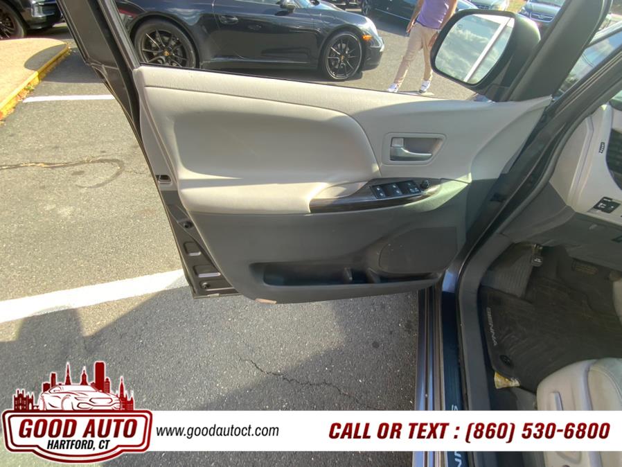 2016 Toyota Sienna 5dr 7-Pass Van XLE AWD (Natl) photo