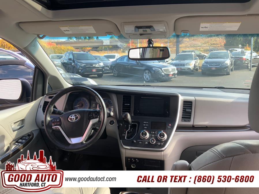 2016 Toyota Sienna 5dr 7-Pass Van XLE AWD (Natl) photo