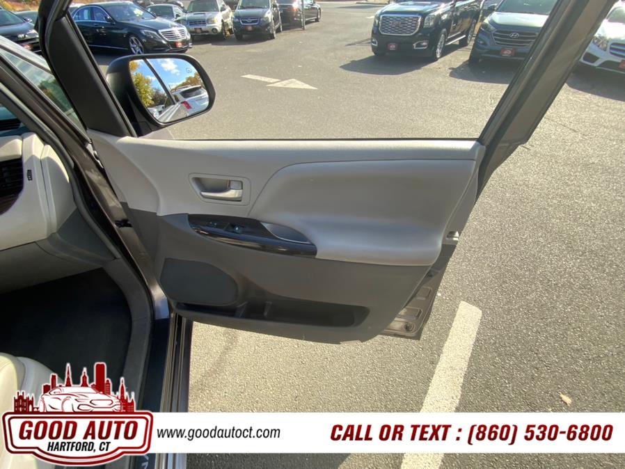 2016 Toyota Sienna 5dr 7-Pass Van XLE AWD (Natl) photo