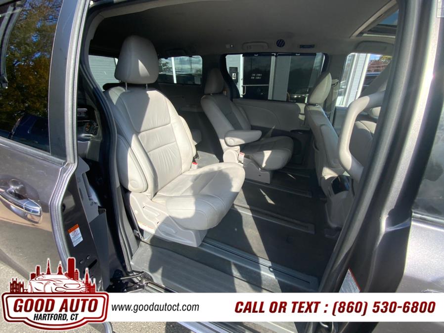 2016 Toyota Sienna 5dr 7-Pass Van XLE AWD (Natl) photo