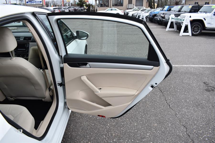 2018 Volkswagen Passat S photo