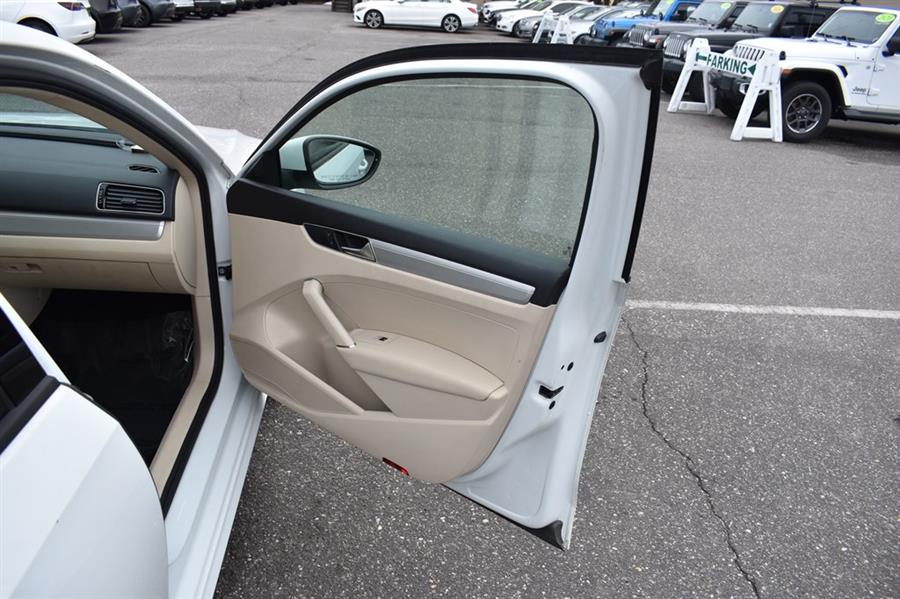 2018 Volkswagen Passat S photo