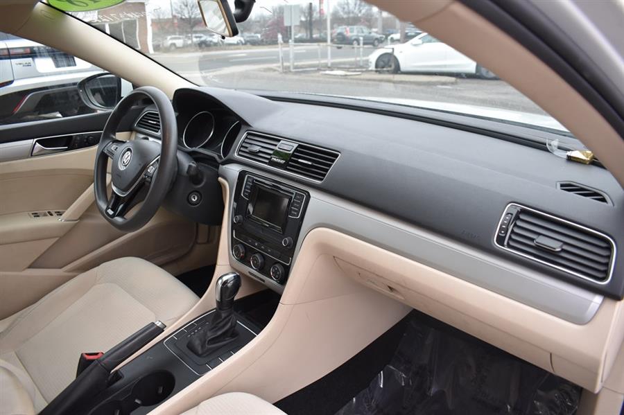 2018 Volkswagen Passat S photo