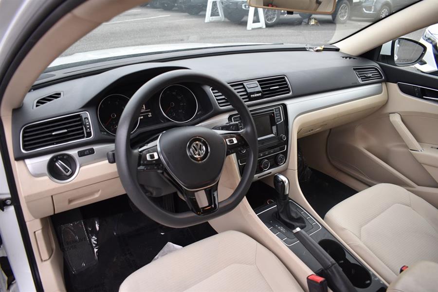 2018 Volkswagen Passat S photo