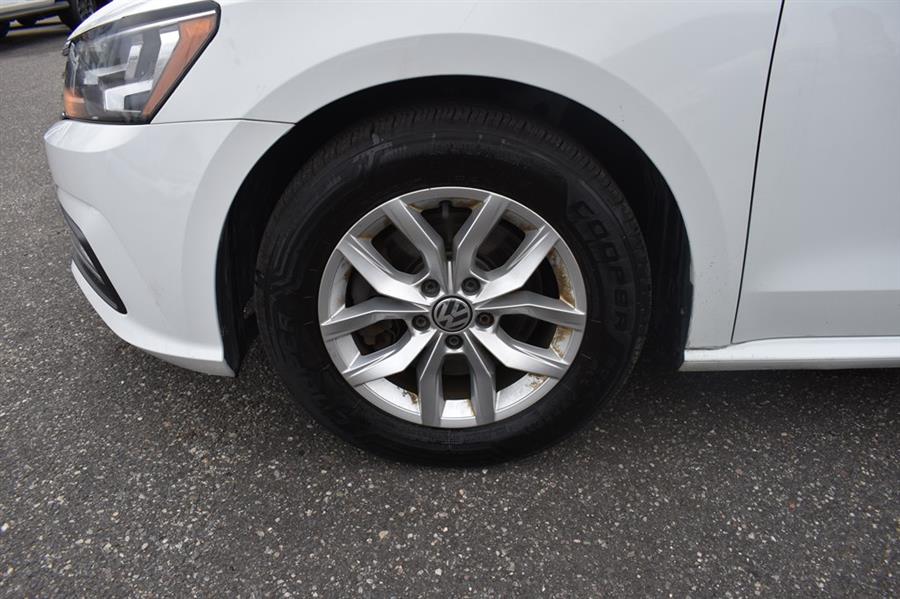 2018 Volkswagen Passat S photo