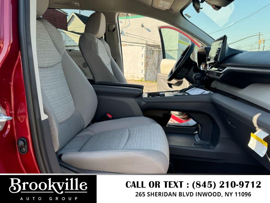 2024 Toyota Sienna LE FWD 8-Passenger (Natl) photo