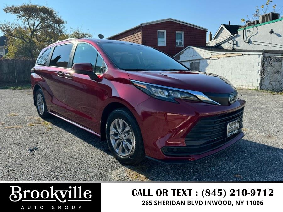 2024 Toyota Sienna LE FWD 8-Passenger (Natl) photo