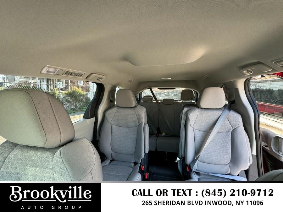 2024 Toyota Sienna LE FWD 8-Passenger (Natl) photo