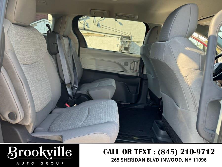 2024 Toyota Sienna LE FWD 8-Passenger (Natl) photo