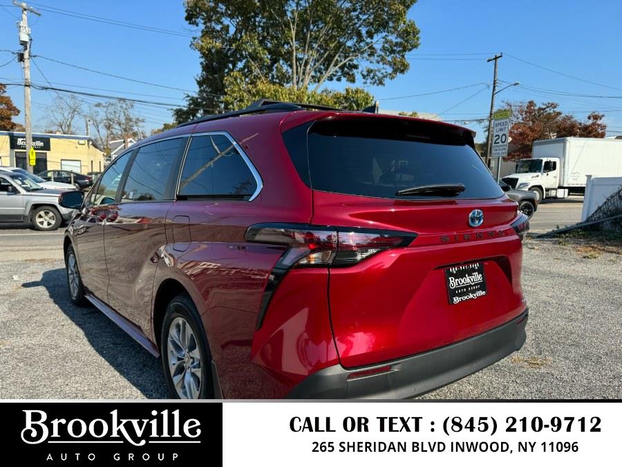 2024 Toyota Sienna LE FWD 8-Passenger (Natl) photo