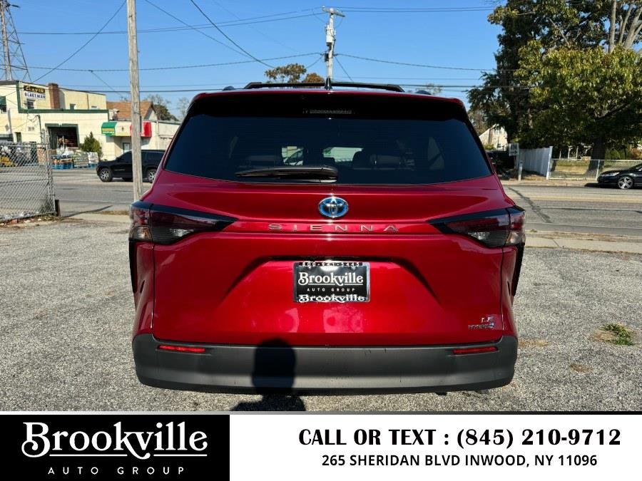 2024 Toyota Sienna LE FWD 8-Passenger (Natl) photo