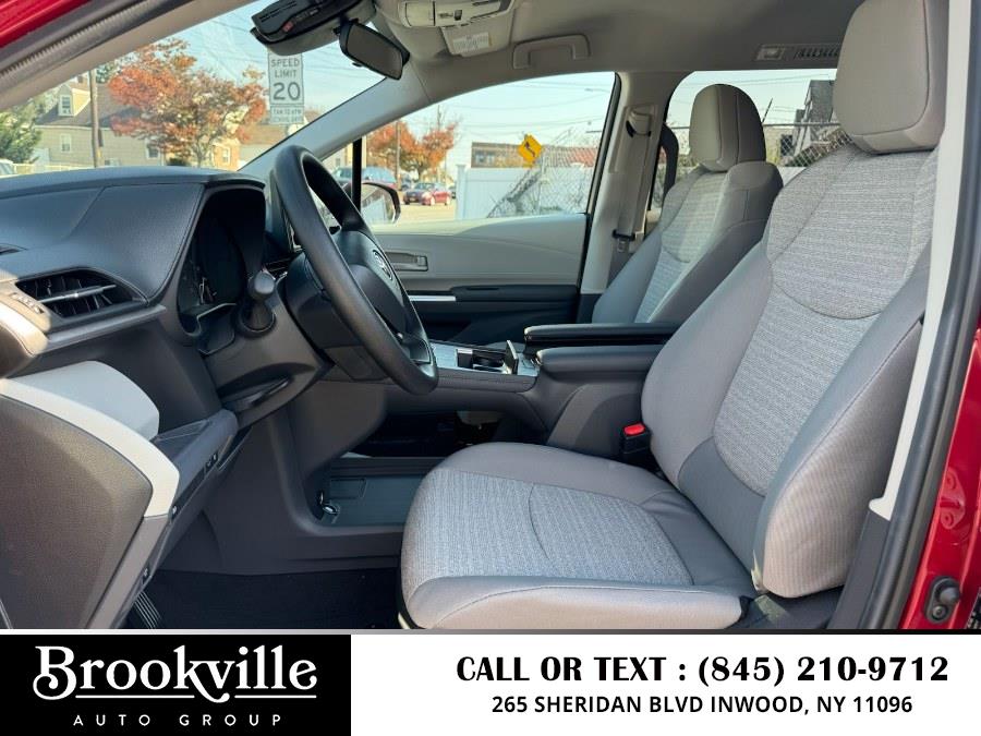 2024 Toyota Sienna LE FWD 8-Passenger (Natl) photo