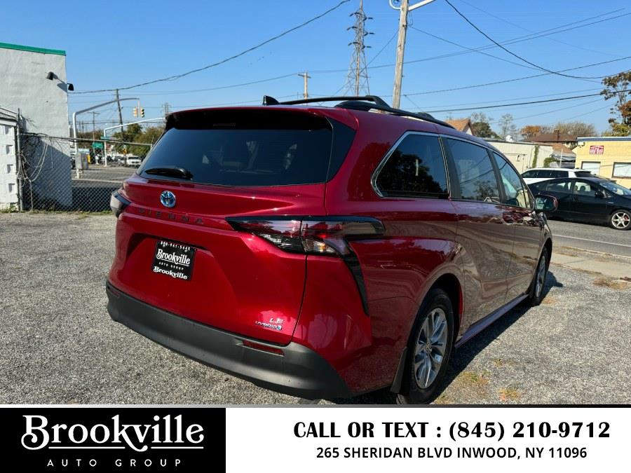 2024 Toyota Sienna LE FWD 8-Passenger (Natl) photo