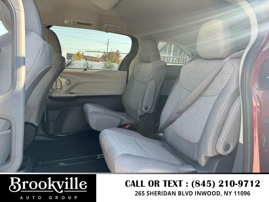 2024 Toyota Sienna LE FWD 8-Passenger (Natl) photo