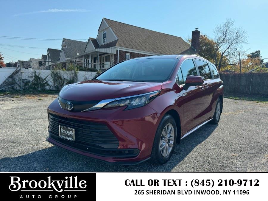 2024 Toyota Sienna LE FWD 8-Passenger (Natl) photo