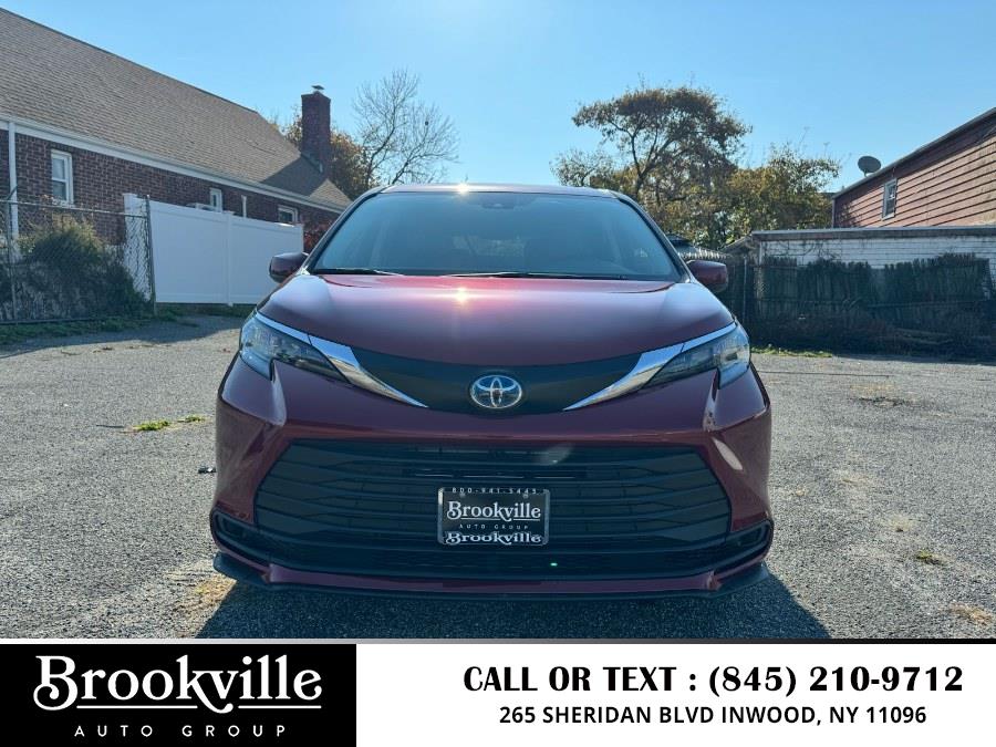 2024 Toyota Sienna LE FWD 8-Passenger (Natl) photo