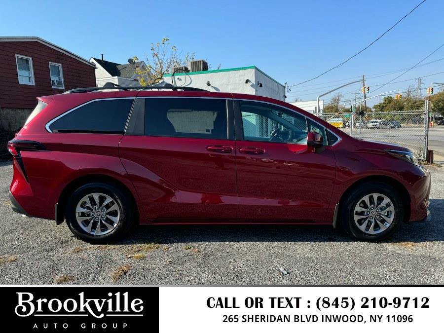 2024 Toyota Sienna LE FWD 8-Passenger (Natl) photo