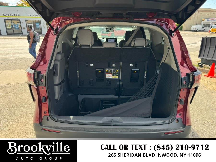 2024 Toyota Sienna LE FWD 8-Passenger (Natl) photo