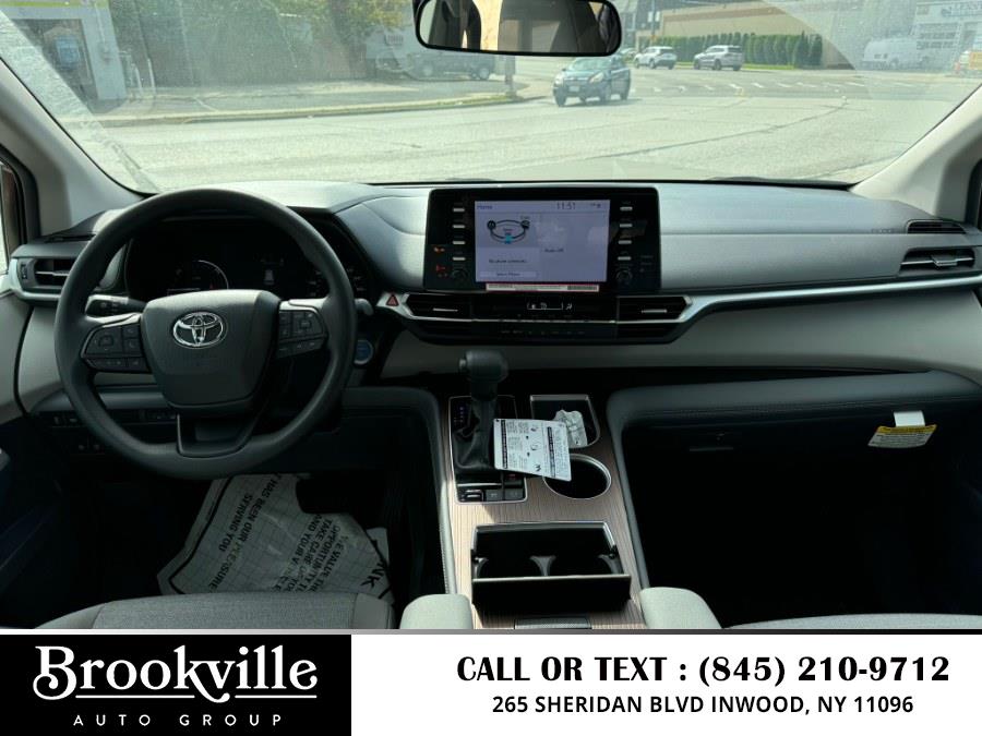 2024 Toyota Sienna LE FWD 8-Passenger (Natl) photo