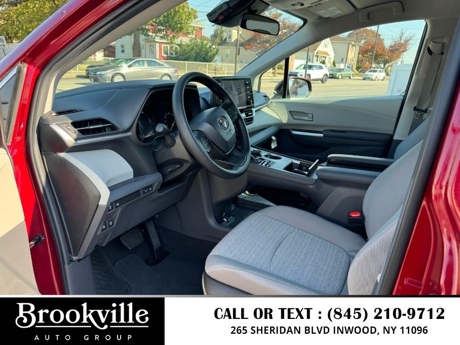 2024 Toyota Sienna LE FWD 8-Passenger (Natl) photo