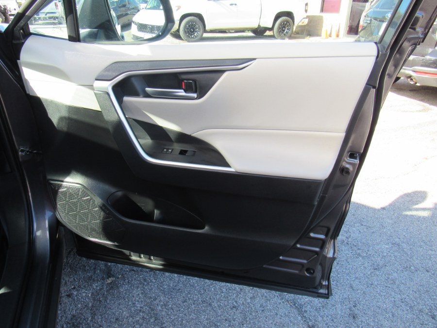 2019 Toyota RAV4 XLE photo