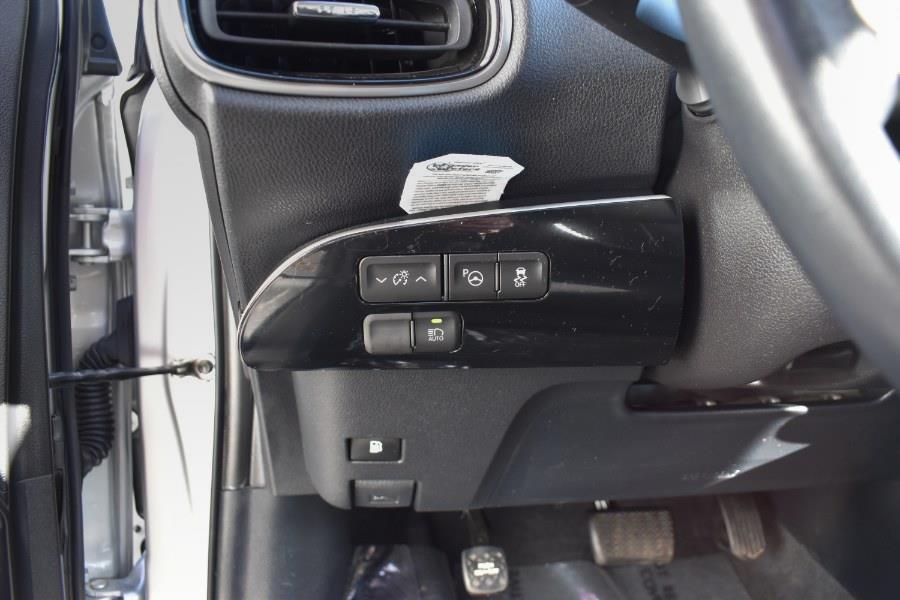 2018 Toyota Prius Three (Natl) photo